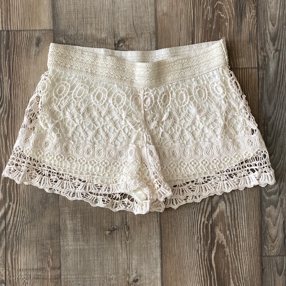 Pants - Elegant Lace Women's Shorts - Cream
